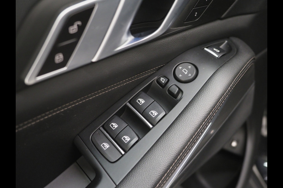 BMW X5 xDrive45e Full Black | Panoramadak | Luchtvering | Head Up | Adaptive Cruise | Camera