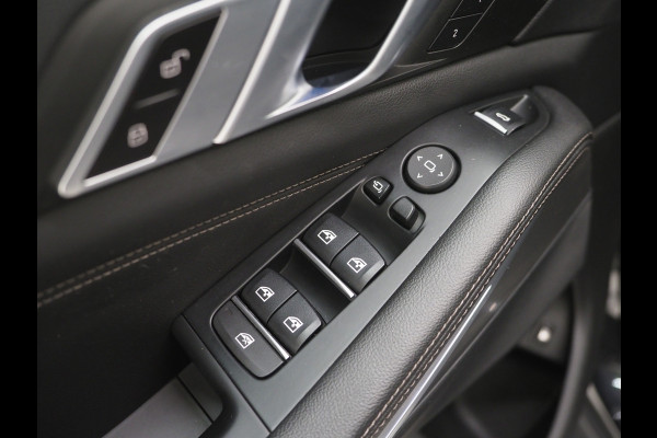 BMW X5 xDrive45e Full Black | Panoramadak | Luchtvering | Head Up | Adaptive Cruise | Camera