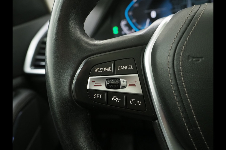 BMW X5 xDrive45e Full Black | Panoramadak | Luchtvering | Head Up | Adaptive Cruise | Camera