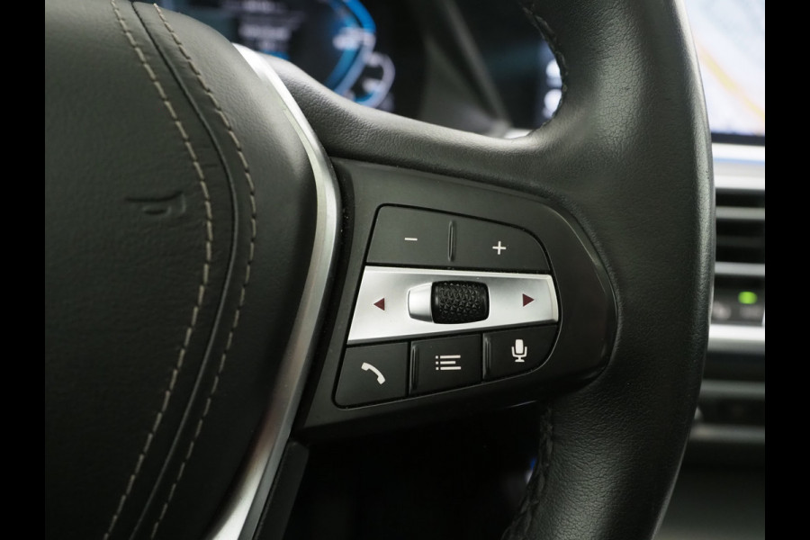BMW X5 xDrive45e Full Black | Panoramadak | Luchtvering | Head Up | Adaptive Cruise | Camera