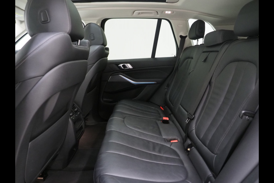BMW X5 xDrive45e Full Black | Panoramadak | Luchtvering | Head Up | Adaptive Cruise | Camera