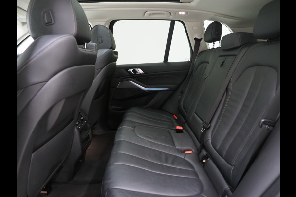 BMW X5 xDrive45e Full Black | Panoramadak | Luchtvering | Head Up | Adaptive Cruise | Camera