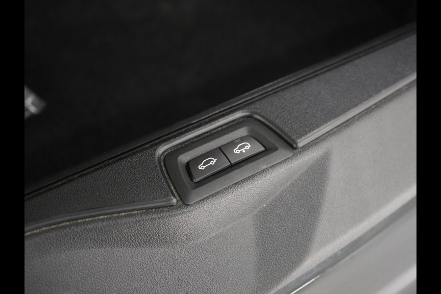 BMW X5 xDrive45e Full Black | Panoramadak | Luchtvering | Head Up | Adaptive Cruise | Camera