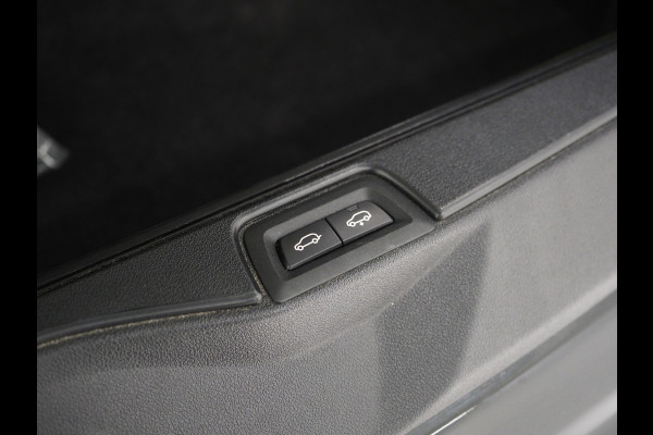 BMW X5 xDrive45e Full Black | Panoramadak | Luchtvering | Head Up | Adaptive Cruise | Camera