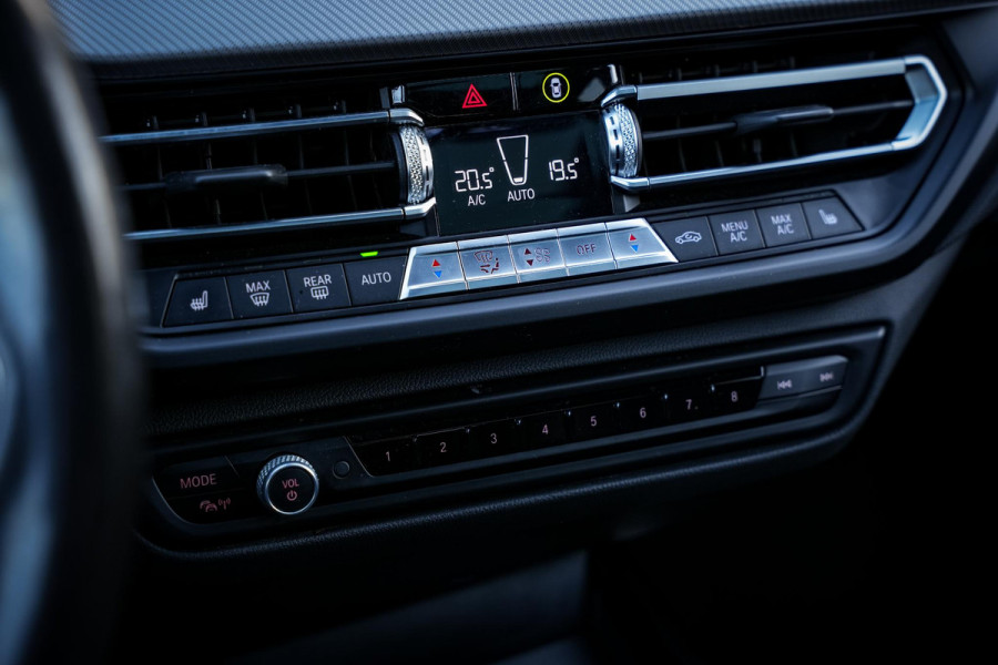 BMW 1-serie 120d xDrive High Executive Edition M Pakket Panoramadak Ambient Sportstoelen Stuurverw. 18”LM