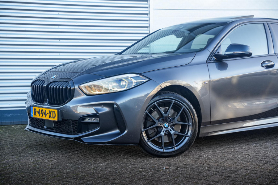 BMW 1-serie 120d xDrive High Executive Edition M Pakket Panoramadak Ambient Sportstoelen Stuurverw. 18”LM