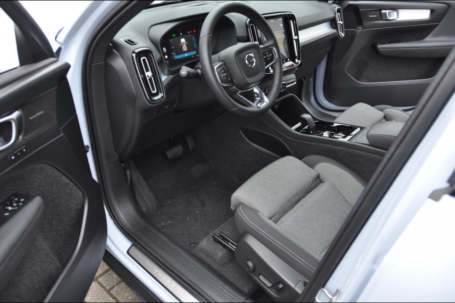 Volvo XC40 B4 211PK Automaat Plus Dark / Adaptive cruise control / Elektrische stoelen / Harman Kardon audio / Pilot assist / BLIS / Stoel en stuur verwarming / Elektrische achterklep / Parkeersensoren met 360 camera / Google infotainment