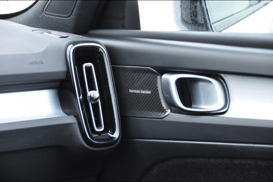 Volvo XC40 B4 211PK Automaat Plus Dark / Adaptive cruise control / Elektrische stoelen / Harman Kardon audio / Pilot assist / BLIS / Stoel en stuur verwarming / Elektrische achterklep / Parkeersensoren met 360 camera / Google infotainment