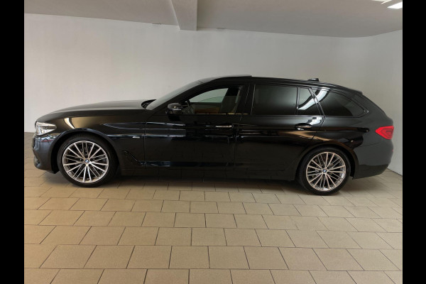 BMW 5 Serie Touring 520d High Executive AUTOMAAT PANO AIRCO NAVI CRUISE BLUETOOTH HEAD UP DISPLAY LEER TREKHAAK VELGEN NIEUWSTAAT