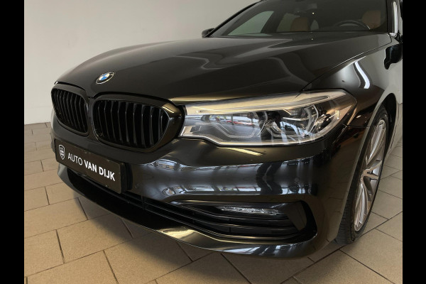 BMW 5 Serie Touring 520d High Executive AUTOMAAT PANO AIRCO NAVI CRUISE BLUETOOTH HEAD UP DISPLAY LEER TREKHAAK VELGEN NIEUWSTAAT