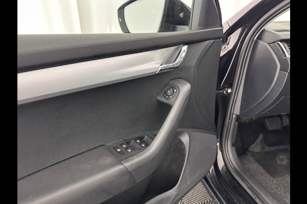 Škoda Octavia Combi 1.6 TDI Greentech Clever Edition Aut. *1/2LEATHER | NAVI-FULLMAP | COMFORT-SEATS | DAB+ | HEATED-SEATS | 16''ALU | TOWBAR | ECC | PDC | CRUISE*