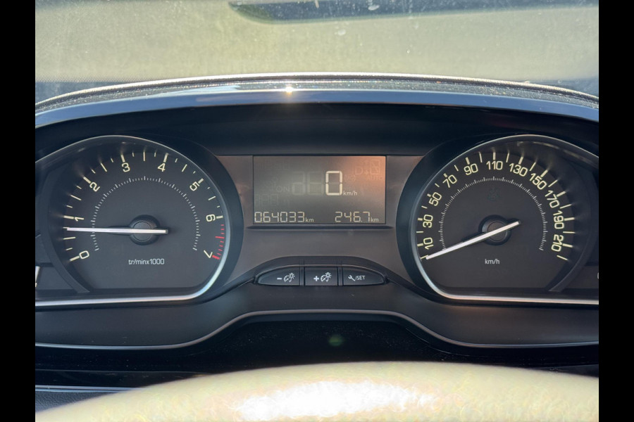 Peugeot 208 1.2 PureTech Blue Lion Navi,Airco,Cruise,Trekhaak,Pdc,Weinig KM,Dealer Onderhouden,Apk tot 03-2026