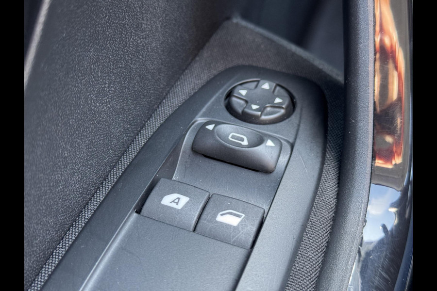 Peugeot 208 1.2 PureTech Blue Lion Navi,Airco,Cruise,Trekhaak,Pdc,Weinig KM,Dealer Onderhouden,Apk tot 03-2026
