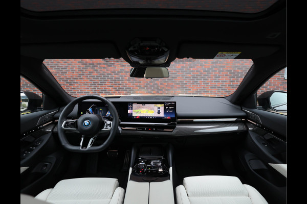 BMW 5 Serie Touring 530e xDrive *M Sport Pro*Pano*HUD*Trekhaak*Bow&Wil*