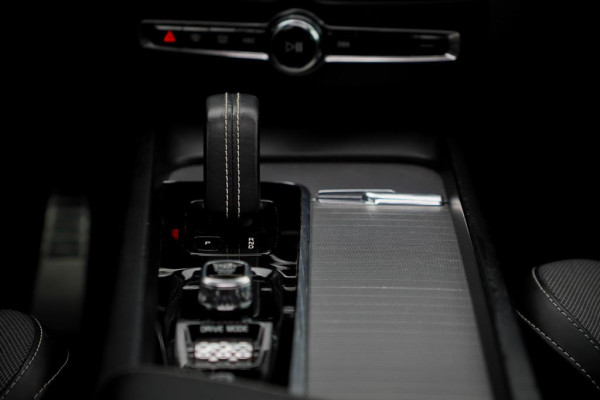 Volvo XC60 2.0 T8 Twin Engine AWD Polestar Engineered 405PK / Pano / NL Auto / Dealeronderhoud / Incl BTW / IntelliSafe
