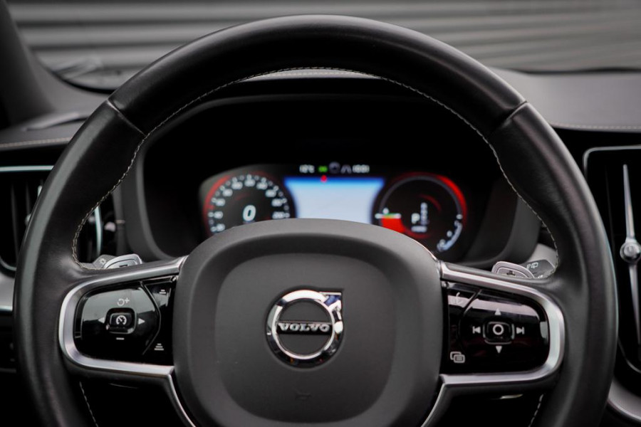 Volvo XC60 2.0 T8 Twin Engine AWD Polestar Engineered 405PK / Pano / NL Auto / Dealeronderhoud / Incl BTW / IntelliSafe