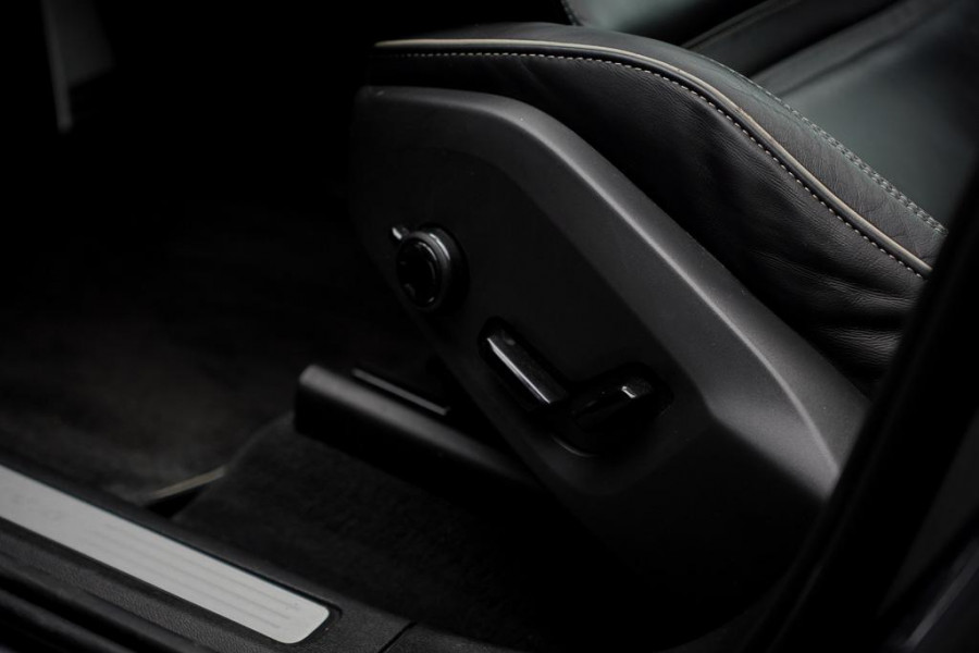 Volvo XC60 2.0 T8 Twin Engine AWD Polestar Engineered 405PK / Pano / NL Auto / Dealeronderhoud / Incl BTW / IntelliSafe