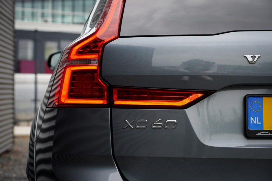 Volvo XC60 2.0 T8 Twin Engine AWD Polestar Engineered 405PK / Pano / NL Auto / Dealeronderhoud / Incl BTW / IntelliSafe