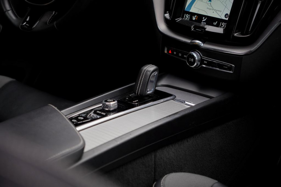 Volvo XC60 2.0 T8 Twin Engine AWD Polestar Engineered 405PK / Pano / NL Auto / Dealeronderhoud / Incl BTW / IntelliSafe
