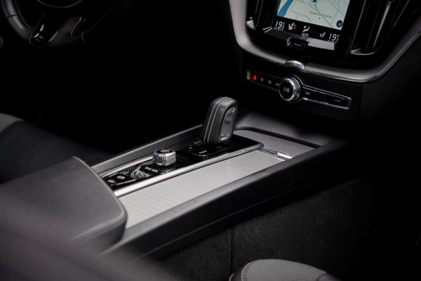 Volvo XC60 2.0 T8 Twin Engine AWD Polestar Engineered 405PK / Pano / NL Auto / Dealeronderhoud / Incl BTW / IntelliSafe