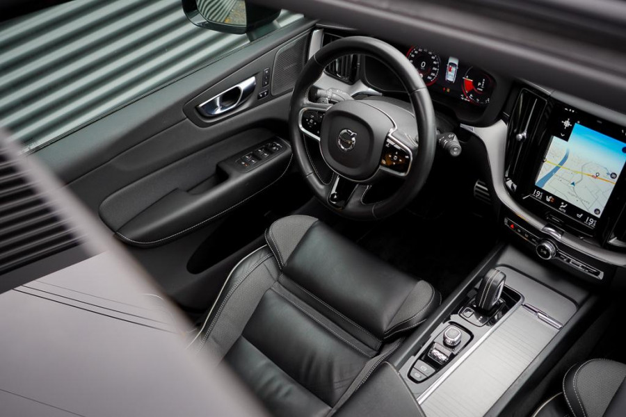 Volvo XC60 2.0 T8 Twin Engine AWD Polestar Engineered 405PK / Pano / NL Auto / Dealeronderhoud / Incl BTW / IntelliSafe