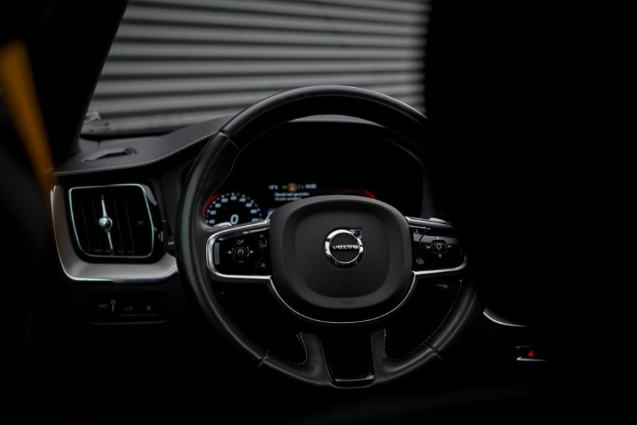 Volvo XC60 2.0 T8 Twin Engine AWD Polestar Engineered 405PK / Pano / NL Auto / Dealeronderhoud / Incl BTW / IntelliSafe
