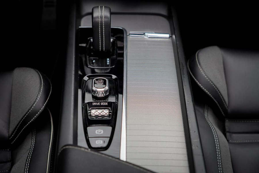 Volvo XC60 2.0 T8 Twin Engine AWD Polestar Engineered 405PK / Pano / NL Auto / Dealeronderhoud / Incl BTW / IntelliSafe