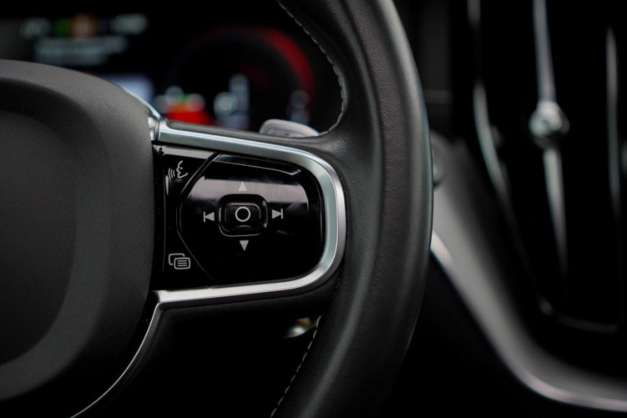 Volvo XC60 2.0 T8 Twin Engine AWD Polestar Engineered 405PK / Pano / NL Auto / Dealeronderhoud / Incl BTW / IntelliSafe
