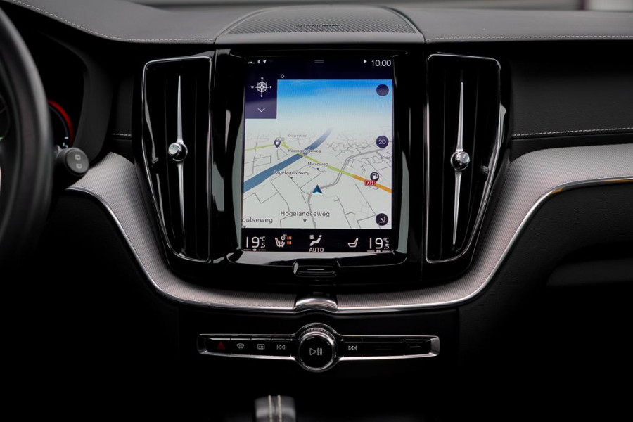 Volvo XC60 2.0 T8 Twin Engine AWD Polestar Engineered 405PK / Pano / NL Auto / Dealeronderhoud / Incl BTW / IntelliSafe