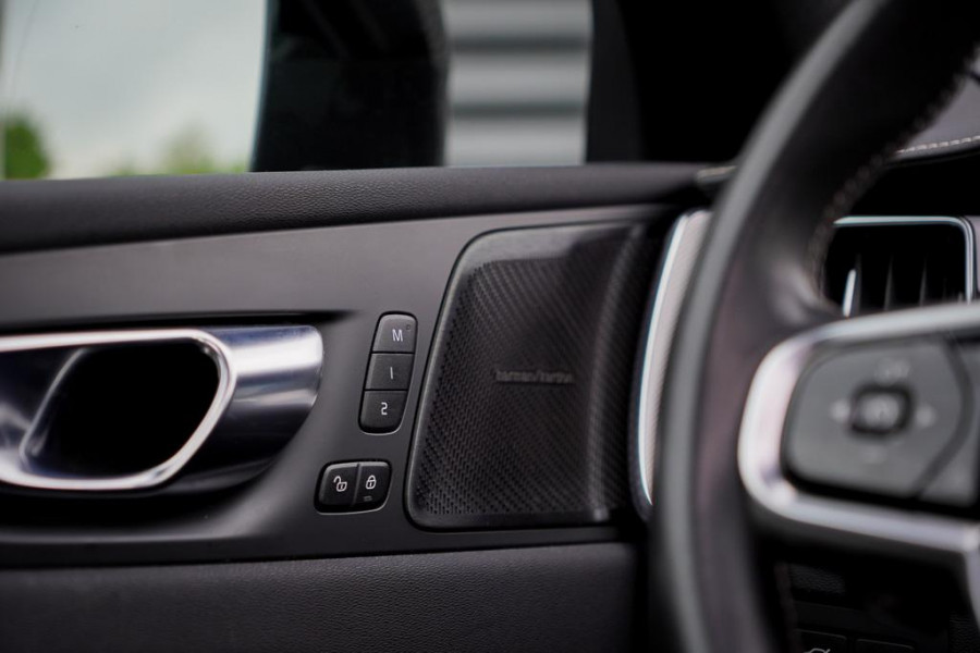 Volvo XC60 2.0 T8 Twin Engine AWD Polestar Engineered 405PK / Pano / NL Auto / Dealeronderhoud / Incl BTW / IntelliSafe