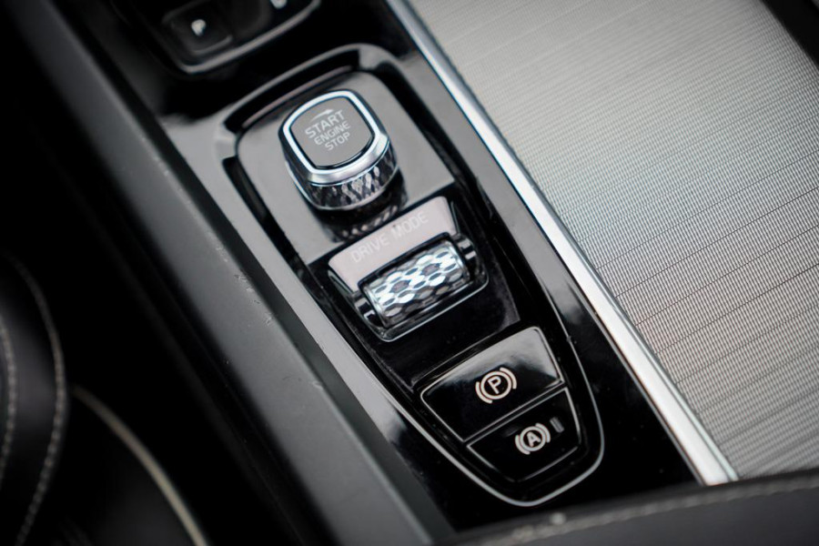 Volvo XC60 2.0 T8 Twin Engine AWD Polestar Engineered 405PK / Pano / NL Auto / Dealeronderhoud / Incl BTW / IntelliSafe