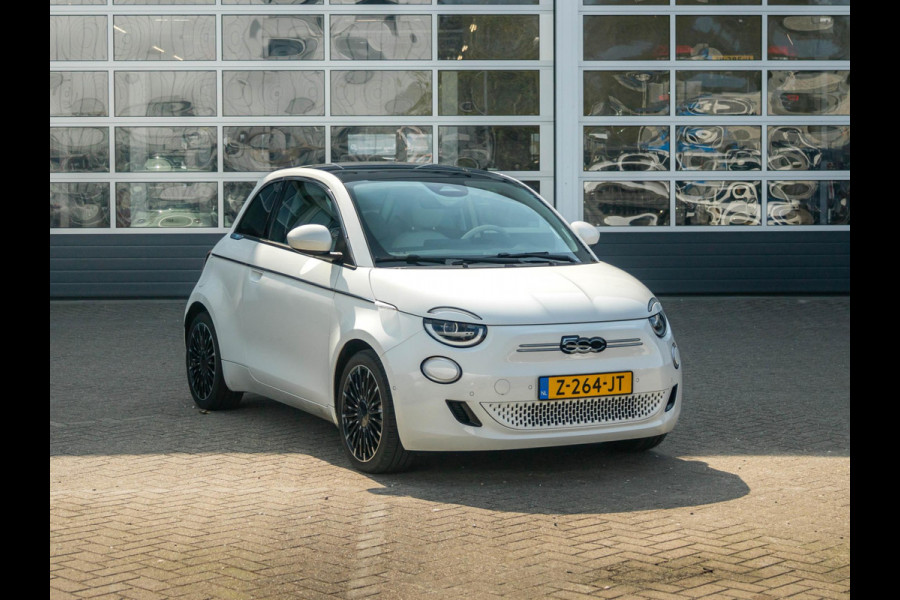 Fiat 500E La Prima 42 kWh | Clima | Cruise | Leder | 17" | Priv Glass | Winter Pack | JBL Sound | BSM | Apple Carplay