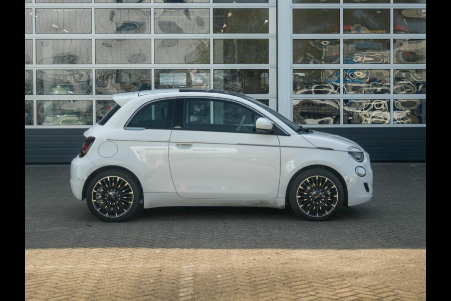 Fiat 500E La Prima 42 kWh | Clima | Cruise | Leder | 17" | Priv Glass | Winter Pack | JBL Sound | BSM | Apple Carplay