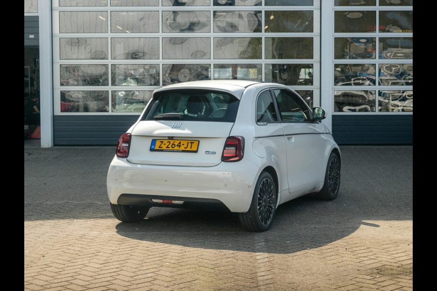Fiat 500E La Prima 42 kWh | Clima | Cruise | Leder | 17" | Priv Glass | Winter Pack | JBL Sound | BSM | Apple Carplay