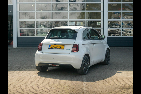 Fiat 500E La Prima 42 kWh | Clima | Cruise | Leder | 17" | Priv Glass | Winter Pack | JBL Sound | BSM | Apple Carplay