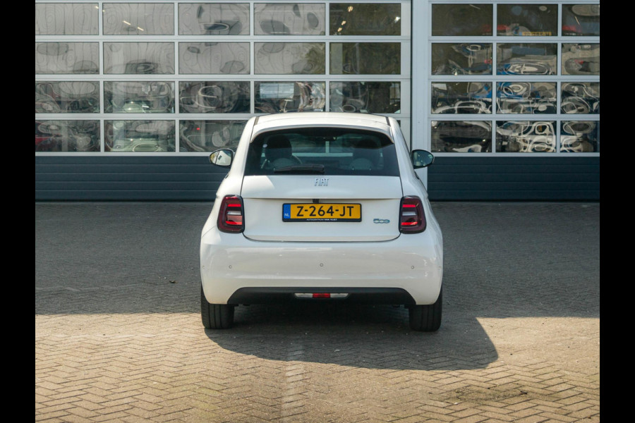 Fiat 500E La Prima 42 kWh | Clima | Cruise | Leder | 17" | Priv Glass | Winter Pack | JBL Sound | BSM | Apple Carplay