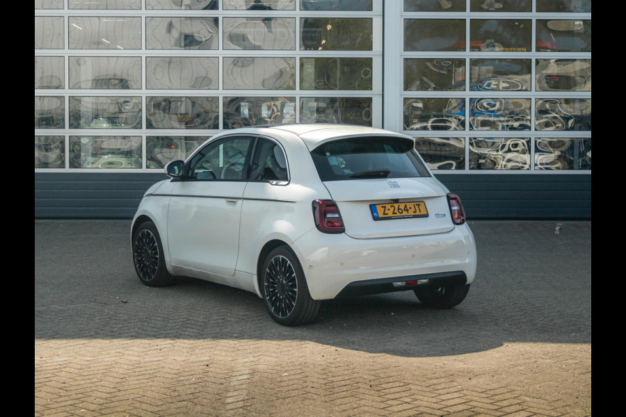 Fiat 500E La Prima 42 kWh | Clima | Cruise | Leder | 17" | Priv Glass | Winter Pack | JBL Sound | BSM | Apple Carplay
