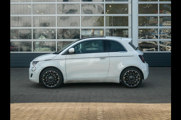 Fiat 500E La Prima 42 kWh | Clima | Cruise | Leder | 17" | Priv Glass | Winter Pack | JBL Sound | BSM | Apple Carplay