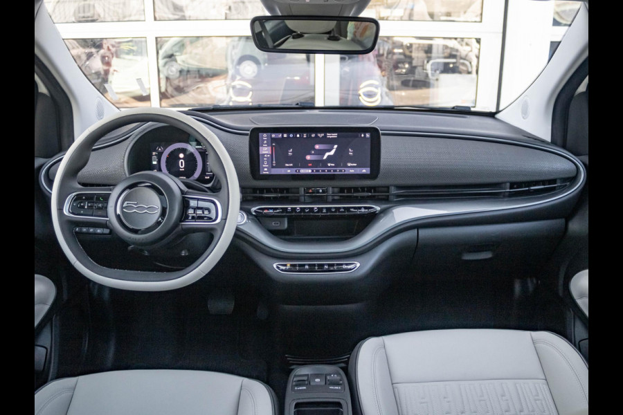 Fiat 500E La Prima 42 kWh | Clima | Cruise | Leder | 17" | Priv Glass | Winter Pack | JBL Sound | BSM | Apple Carplay