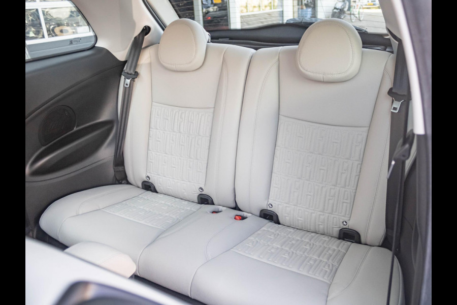 Fiat 500E La Prima 42 kWh | Clima | Cruise | Leder | 17" | Priv Glass | Winter Pack | JBL Sound | BSM | Apple Carplay