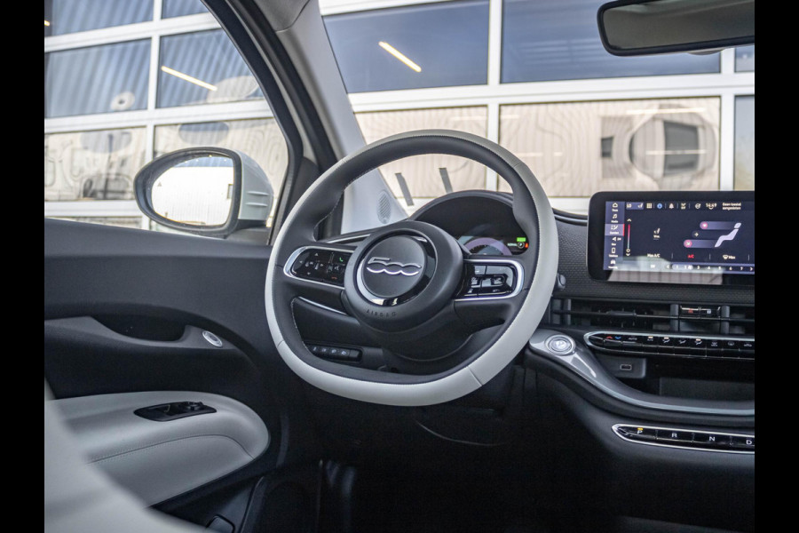 Fiat 500E La Prima 42 kWh | Clima | Cruise | Leder | 17" | Priv Glass | Winter Pack | JBL Sound | BSM | Apple Carplay