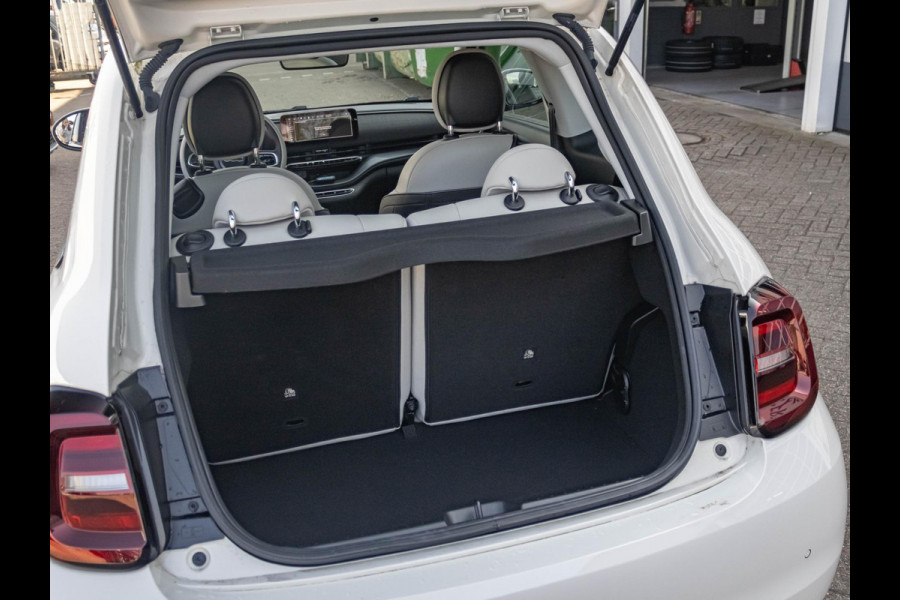 Fiat 500E La Prima 42 kWh | Clima | Cruise | Leder | 17" | Priv Glass | Winter Pack | JBL Sound | BSM | Apple Carplay