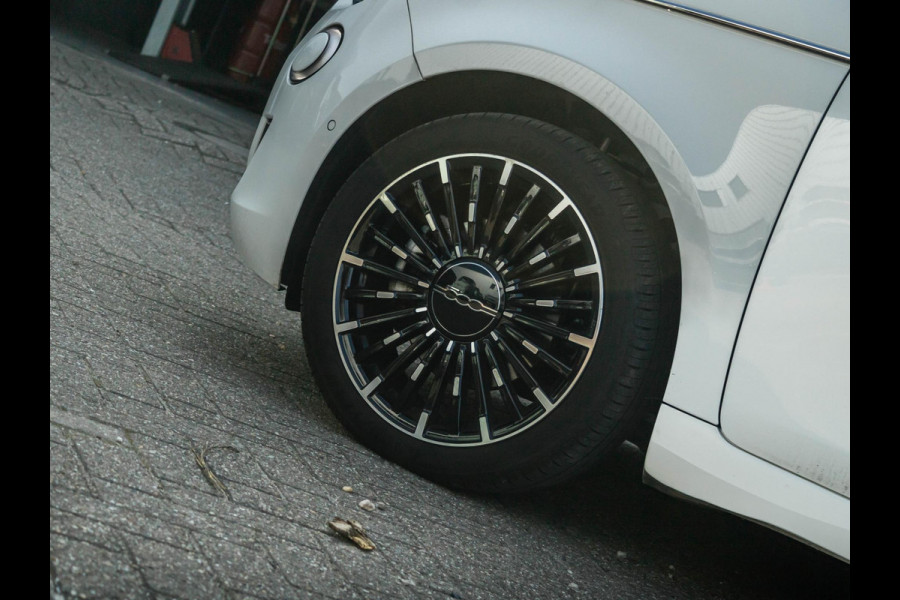 Fiat 500E La Prima 42 kWh | Clima | Cruise | Leder | 17" | Priv Glass | Winter Pack | JBL Sound | BSM | Apple Carplay
