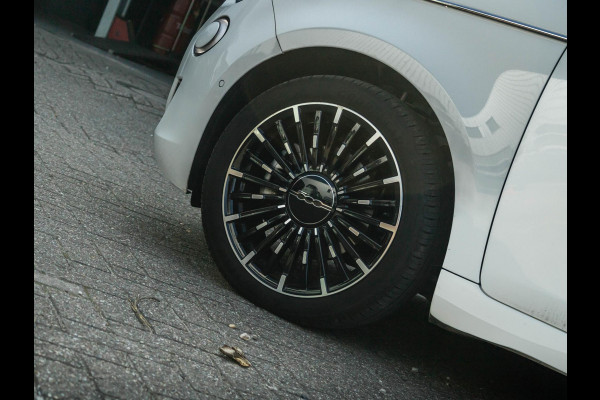 Fiat 500E La Prima 42 kWh | Clima | Cruise | Leder | 17" | Priv Glass | Winter Pack | JBL Sound | BSM | Apple Carplay
