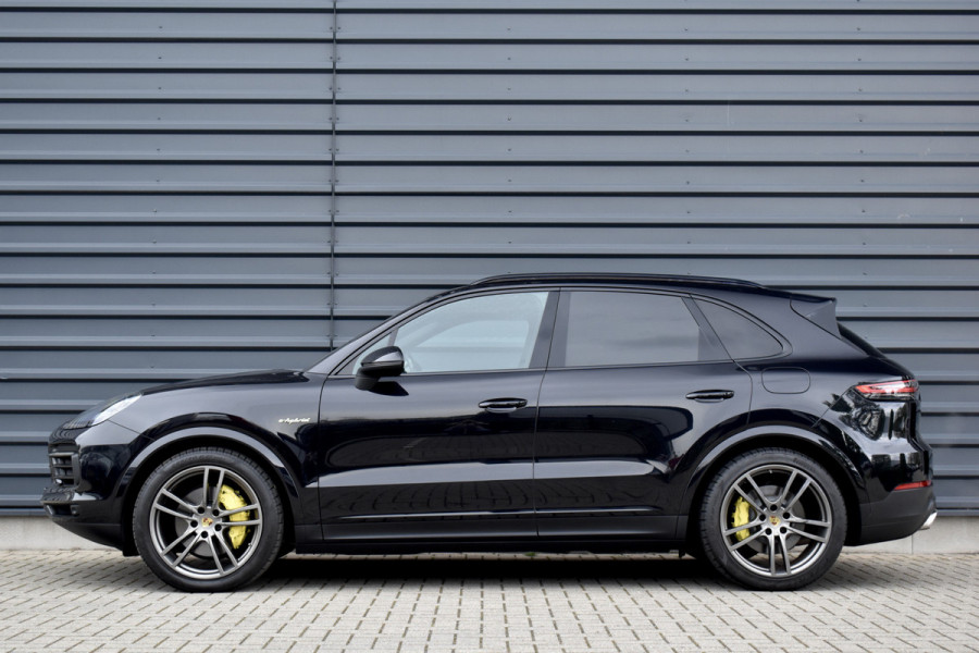 Porsche Cayenne 3.0 E-Hybrid 462pk | Panoramadak | Matrix PDLS+  | Sport Chrono | Trekhaak wegkl. | Bose | Luchtvering | Soft Close | Orig. NL |