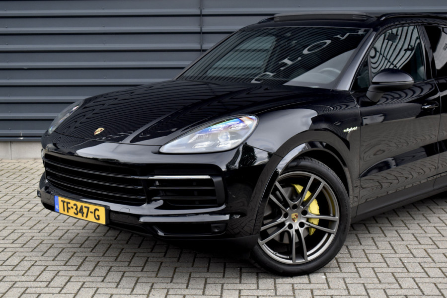 Porsche Cayenne 3.0 E-Hybrid 462pk | Panoramadak | Matrix PDLS+  | Sport Chrono | Trekhaak wegkl. | Bose | Luchtvering | Soft Close | Orig. NL |
