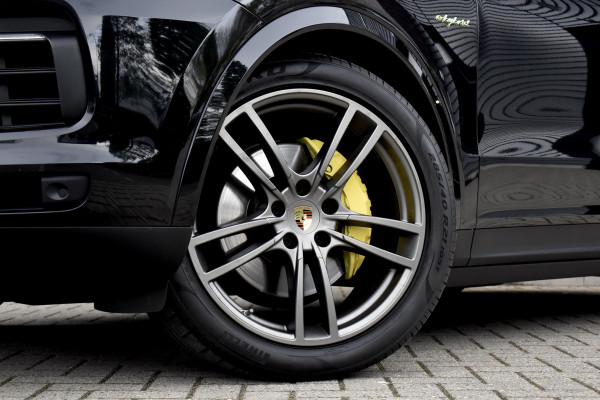 Porsche Cayenne 3.0 E-Hybrid 462pk | Panoramadak | Matrix PDLS+  | Sport Chrono | Trekhaak wegkl. | Bose | Luchtvering | Soft Close | Orig. NL |