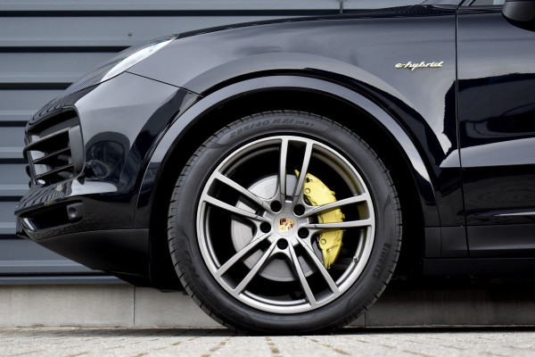 Porsche Cayenne 3.0 E-Hybrid 462pk | Panoramadak | Matrix PDLS+  | Sport Chrono | Trekhaak wegkl. | Bose | Luchtvering | Soft Close | Orig. NL |