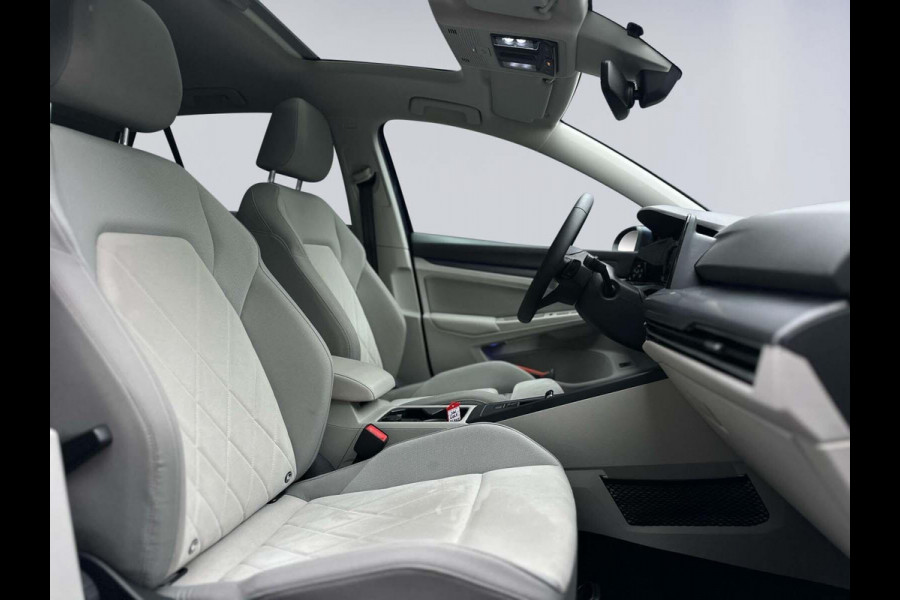 Volkswagen Golf 1.4 eHybrid STYLE, panoramadak, sportinterieur, trekhaak,19 inch, nl auto met nationale auto pas