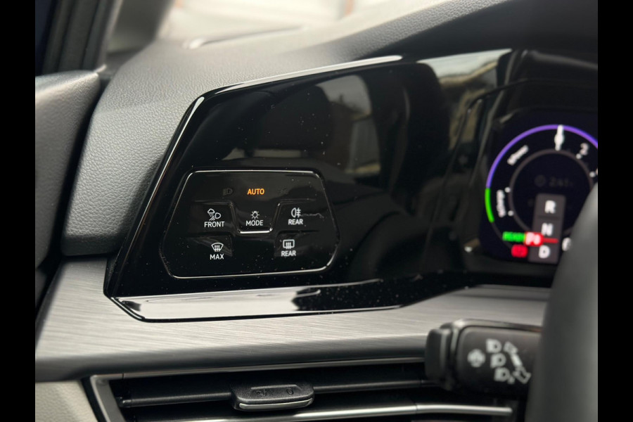 Volkswagen Golf 1.4 eHybrid STYLE, panoramadak, sportinterieur, trekhaak,19 inch, nl auto met nationale auto pas